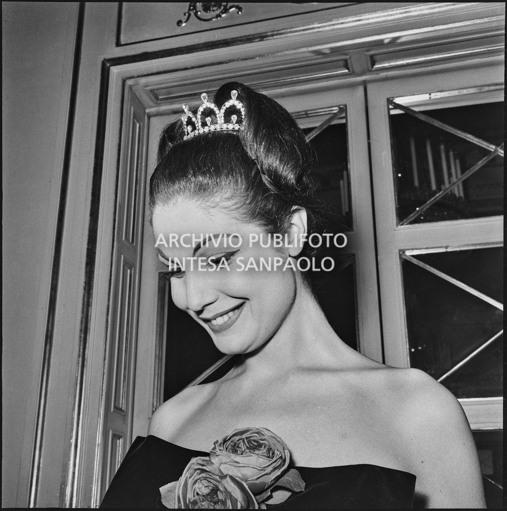 Eletta Polvani nel foyer del Teatro alla Scala in occasione della serata inaugurale della stagione lirica 1957-1958 con l'opera di Giuseppe Verdi "Un ballo in maschera", diretta da Gianandrea Gavazzeni e con la regia di Margherita Wallmann