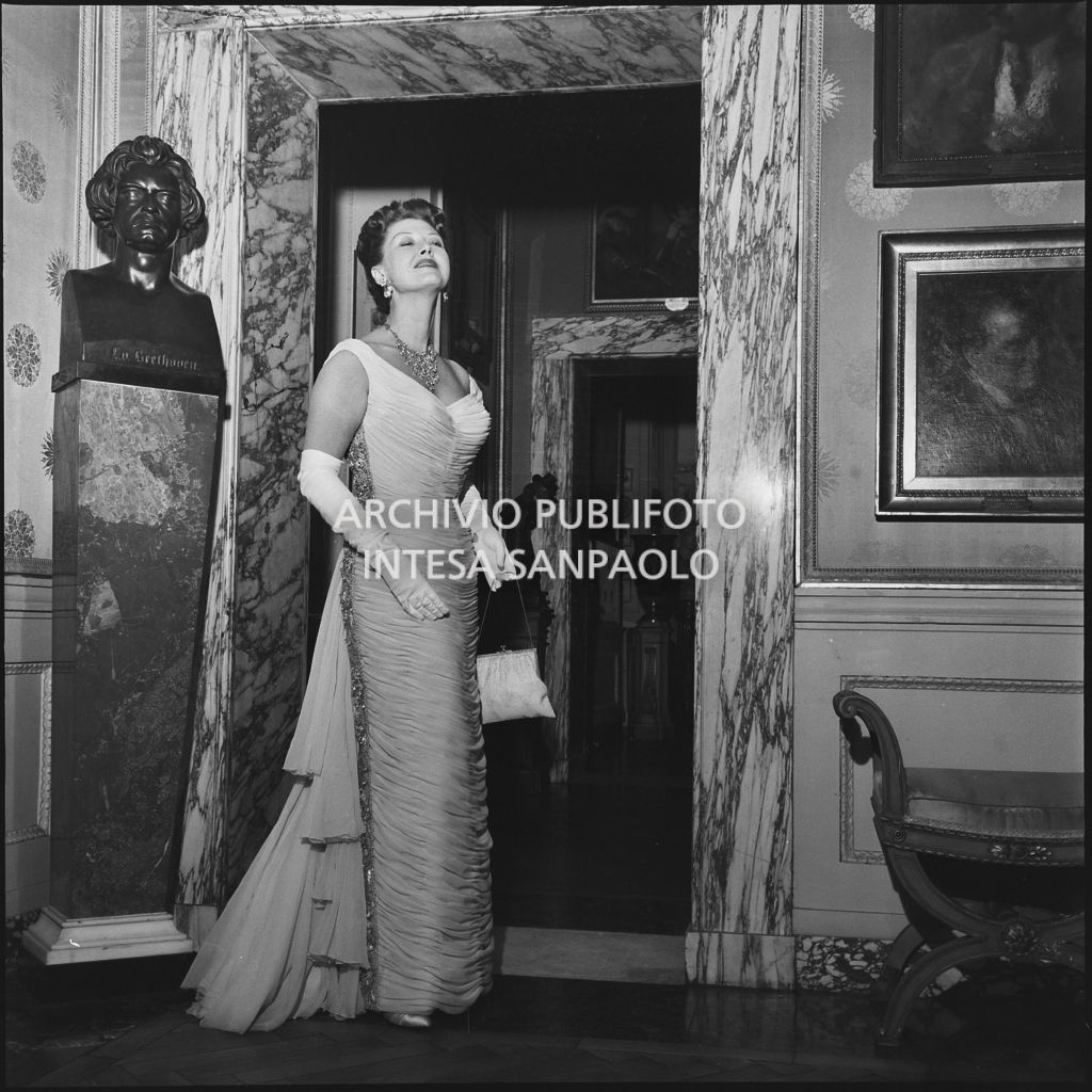 La figlia dell'ambasciatore americano James David Zellerbach ritratta nel museo del Teatro alla Scala in occasione della serata inaugurale della stagione lirica 1957-195 con l'opera di Giuseppe Verdi "Un ballo in maschera", diretta da Gianandrea Gavazzeni e con la regia di Margherita Wallmann; alle sue spalle il busto di Ludwig Van Beethoven