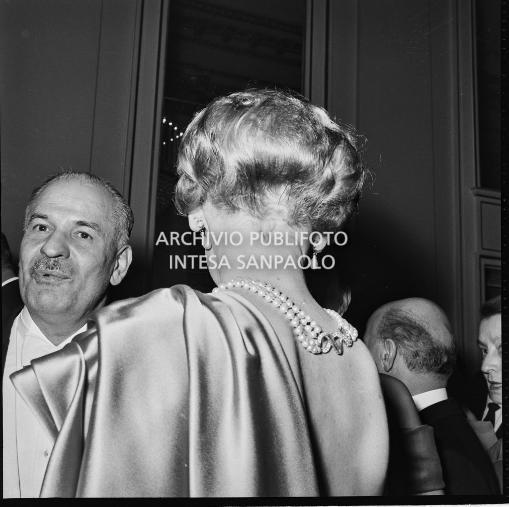 Acconciatura di una spettatrice nel foyer del Teatro alla Scala, in occasione della serata inaugurale della stagione lirica 1957-1958 con l'opera di Giuseppe Verdi "Un ballo in maschera", diretta da Gianandrea Gavazzeni e con la regia di Margherita Wallmann