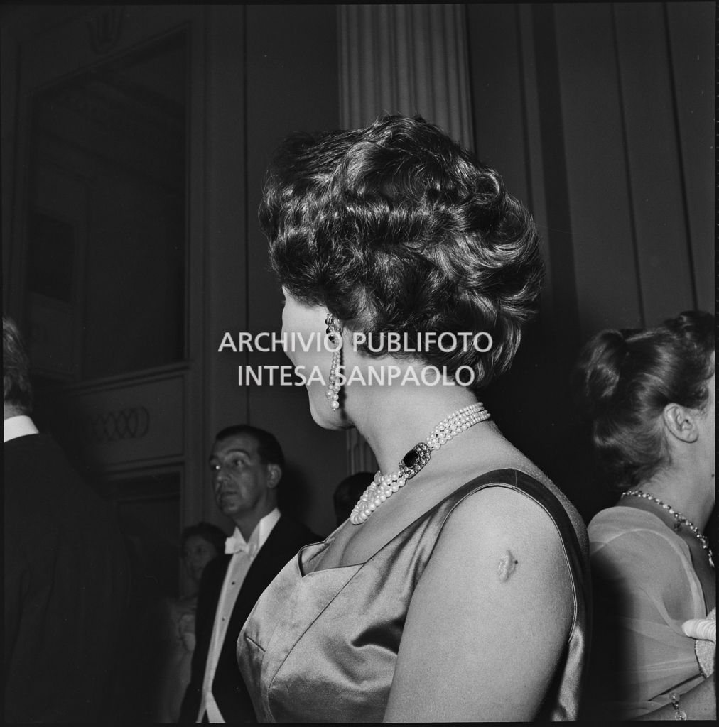 Acconciatura di Giovanna Lomazzi nel foyer del Teatro alla Scala, in occasione della serata inaugurale della stagione lirica 1957-1958 con l'opera di Giuseppe Verdi "Un ballo in maschera", diretta da Gianandrea Gavazzeni e con la regia di Margherita Wallmann