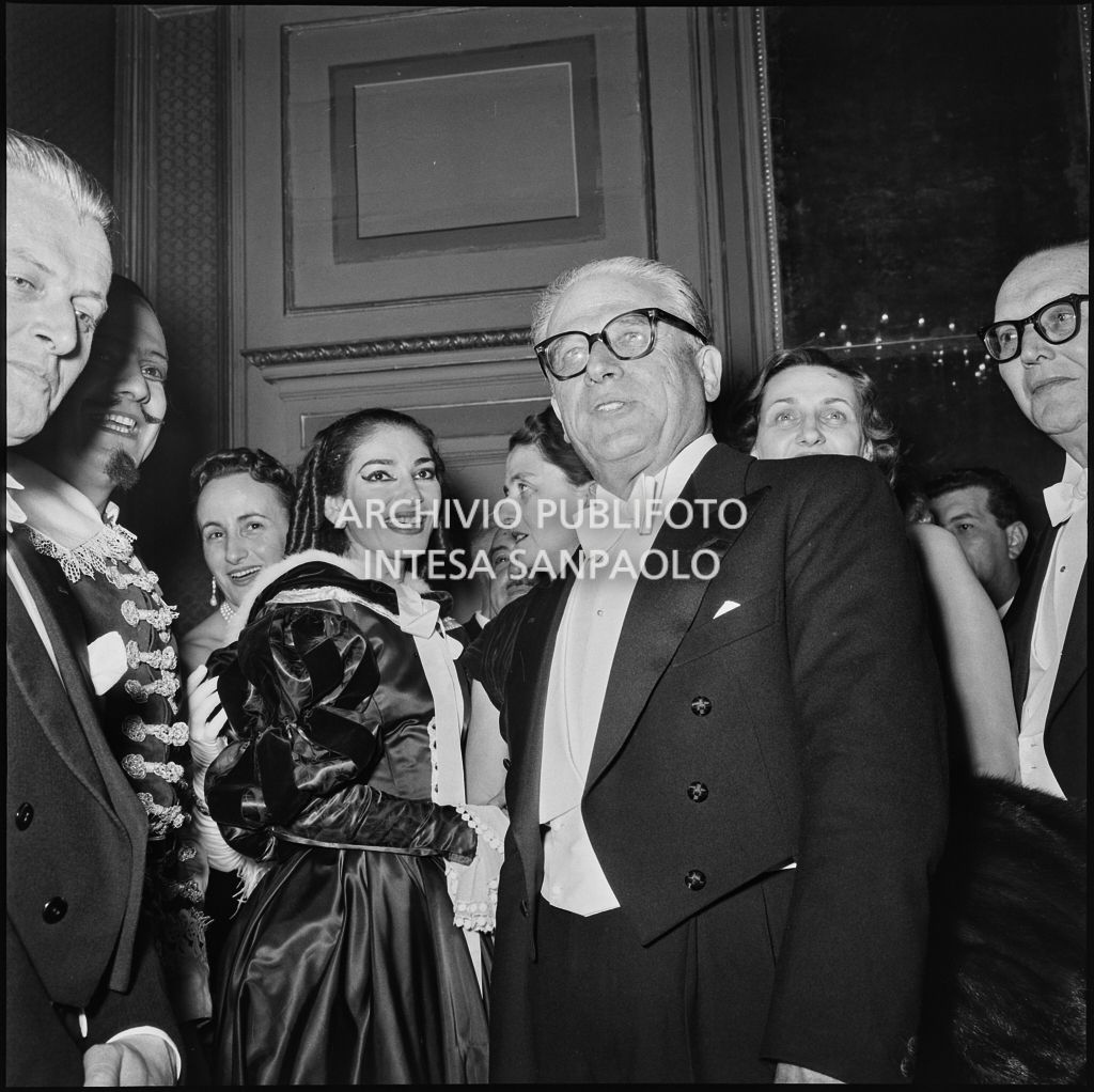 Da sinistra, il direttore d'orchestra Gianandrea Gavazzeni, il baritono Ettore Bastianini, la soprano Maria Callas e il presidente della Repubblica Giovanni Gronchi al Teatro alla Scala la sera dell'inaugurazione della stagione lirica 1957-1958 con l'opera di Giuseppe Verdi "Un ballo in maschera", diretta dallo stesso Gavazzeni e con la regia di Margherita Wallmann