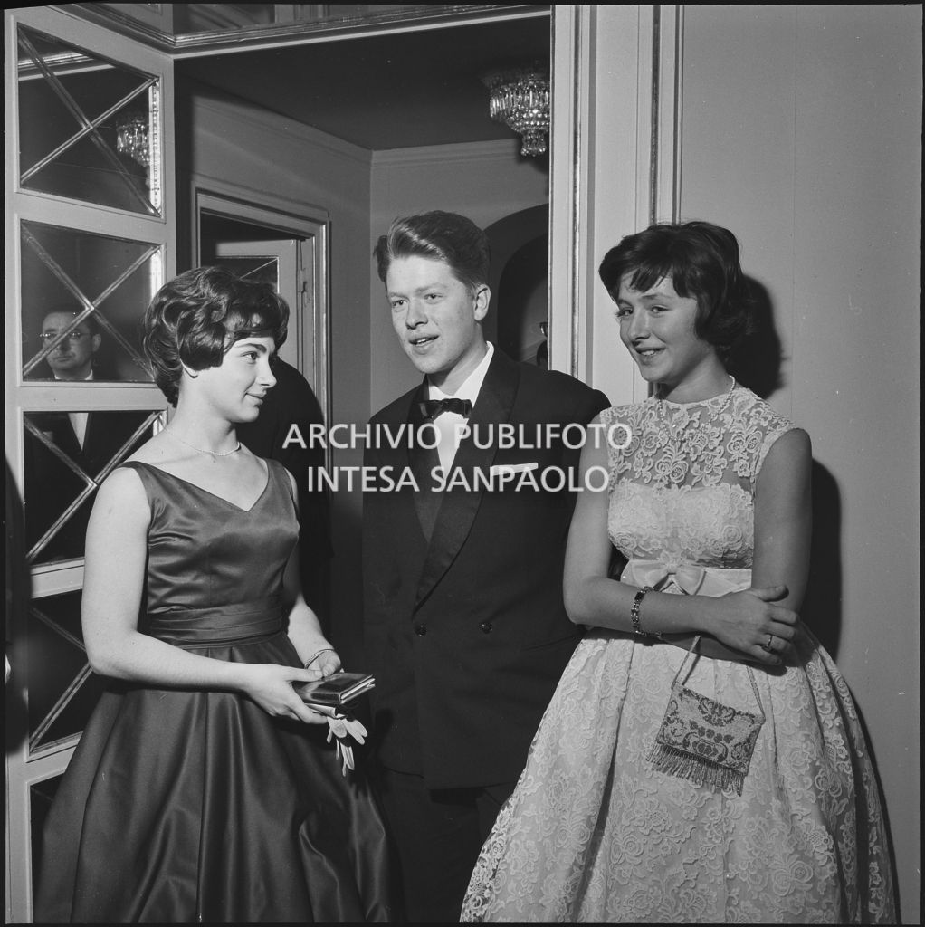 Mario e Maria Cecilia Gronchi, figli del presidente della Repubblica Giovanni Gronchi, con un'altra spettatrice, al Teatro alla Scala, in occasione della serata inaugurale della stagione lirica 1958-1959 con l'opera "Turandot" di Giacomo Puccini, diretta da Antonino Votto con la regia di Margherita Walmann