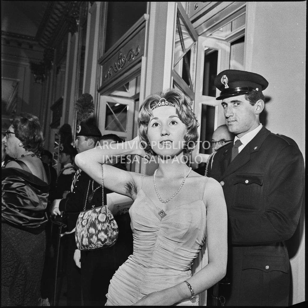 Fiammetta Magnoni nel foyer del Teatro alla Scala in occasione della serata inaugurale della stagione lirica 1958-1959 con l'opera "Turandot", di Giacomo Puccini, diretta da Antonino Votto con la regia di Margherita Walmann