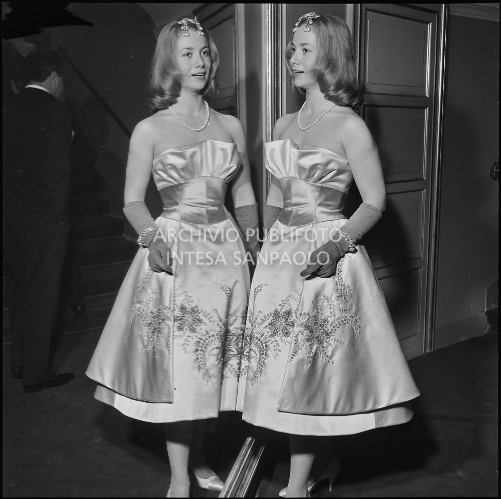 Ingeborg Ferro davanti a uno specchio al Teatro alla Scala in occasione della serata inaugurale della stagione lirica 1958-1959 con l'opera "Turandot" di Giacomo Puccini, diretta da Antonino Votto con la regia di Margherita Walmann