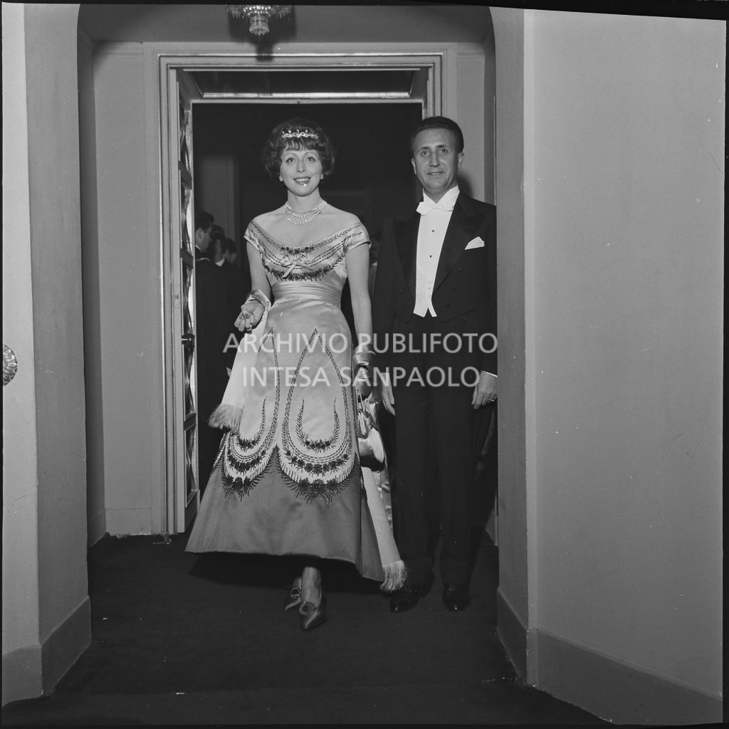 Il conte Franco Cella di Rivara con la moglie al Teatro alla Scala in occasione della serata inaugurale della stagione lirica 1958-1959 con l'opera "Turandot" di Giacomo Puccini, diretta da Antonino Votto con la regia di Margherita Walmann