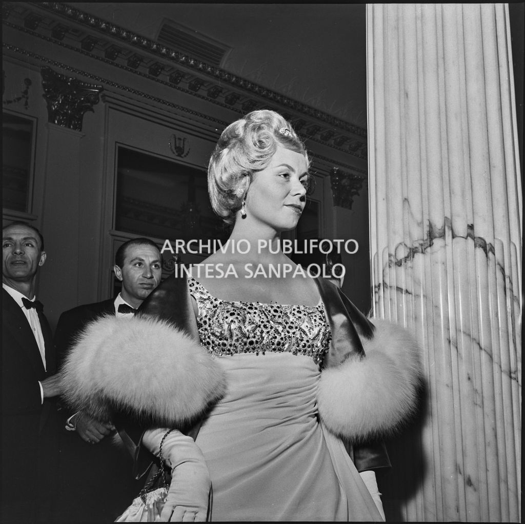 Mimi Alberini Uglietti al Teatro alla Scala in occasione della serata inaugurale della stagione lirica 1958-1959 con l'opera "Turandot" di Giacomo Puccini, diretta da Antonino Votto con la regia di Margherita Walmann