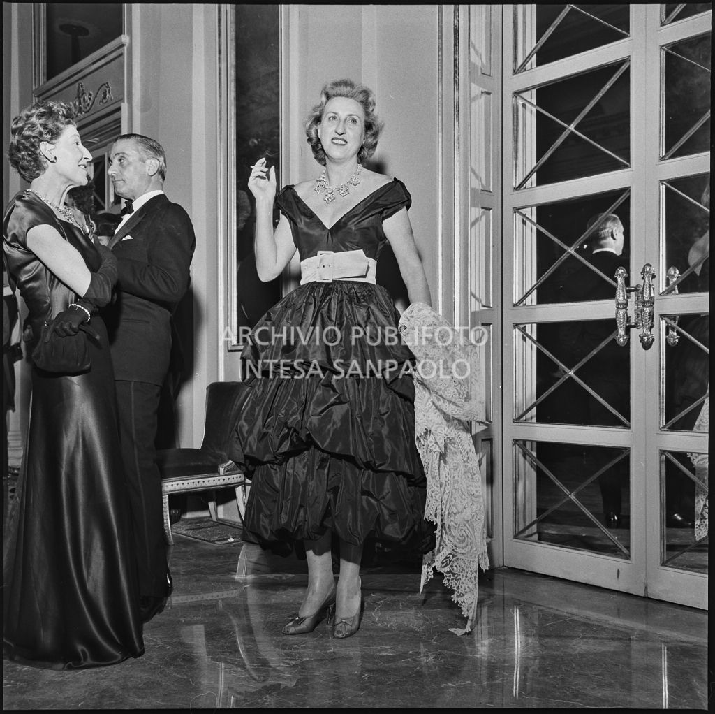Maria Fugazzi, con la sigaretta in mano, nel foyer del Teatro alla Scala in occasione della serata inaugurale della stagione lirica 1958-1959 con l'opera "Turandot" di Giacomo Puccini, diretta da Antonino Votto con la regia di Margherita Walmann