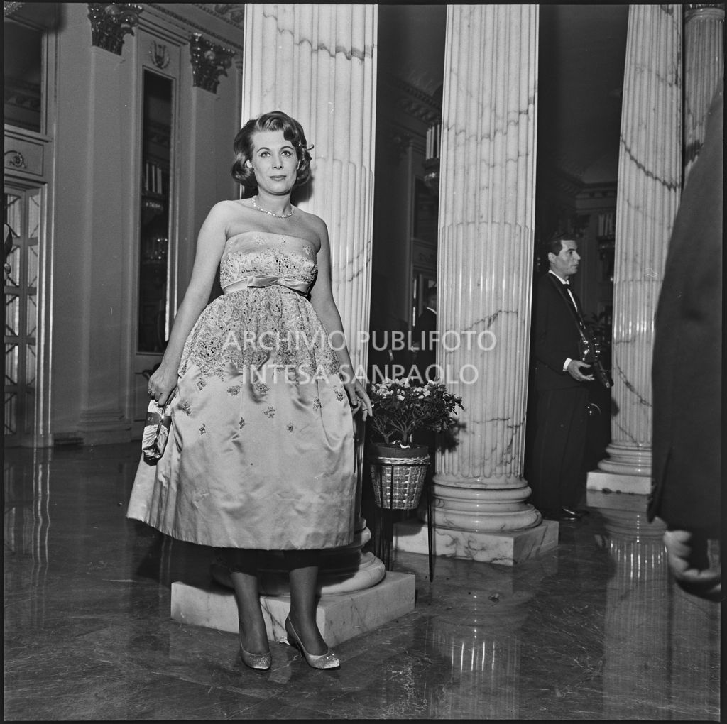 Silvana Polli nel foyer del Teatro alla Scala in occasione della serata inaugurale della stagione lirica 1958-1959 con l'opera "Turandot" di Giacomo Puccini, diretta da Antonino Votto con la regia di Margherita Walmann