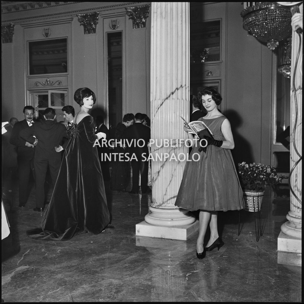 Eletta Polvani E Carla Fracci Nel Foyer Del Teatro Alla Scala In ...