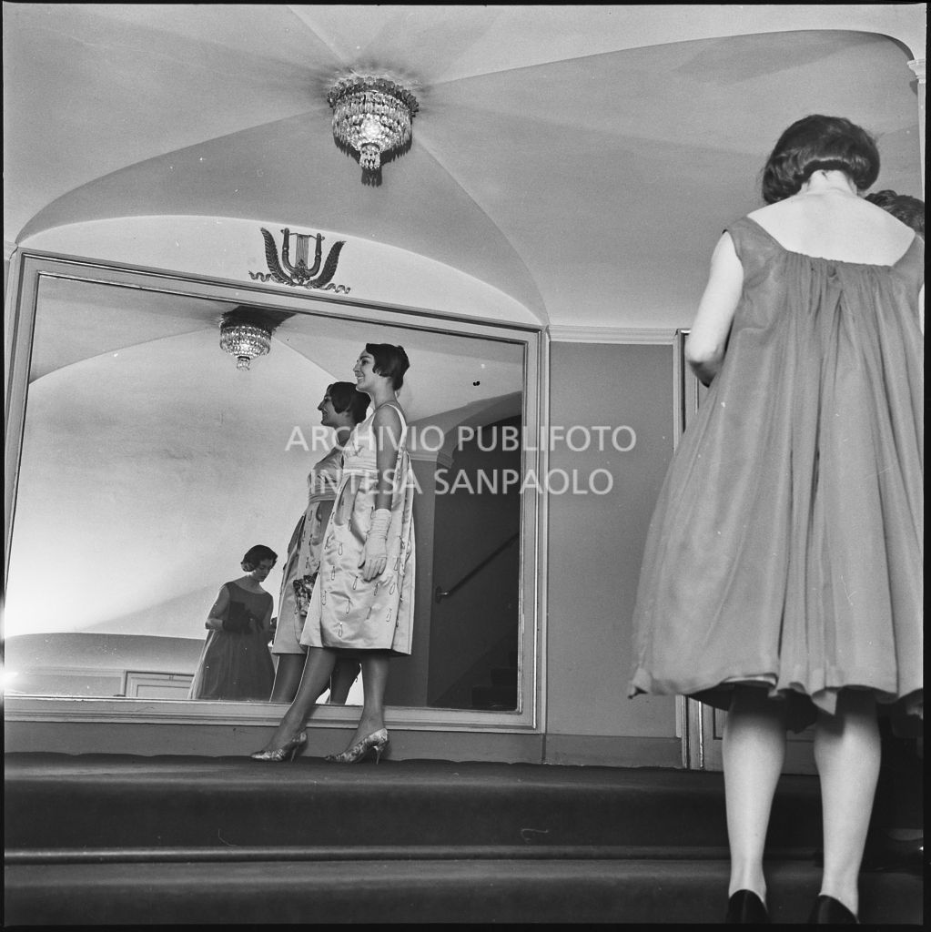 Le ballerine Carmen Puthod e Carla Fracci (di spalle) al Teatro alla Scala in occasione della serata inaugurale della stagione lirica 1958-1959 con l'opera "Turandot" di Giacomo Puccini, diretta da Antonino Votto con la regia di Margherita Walmann