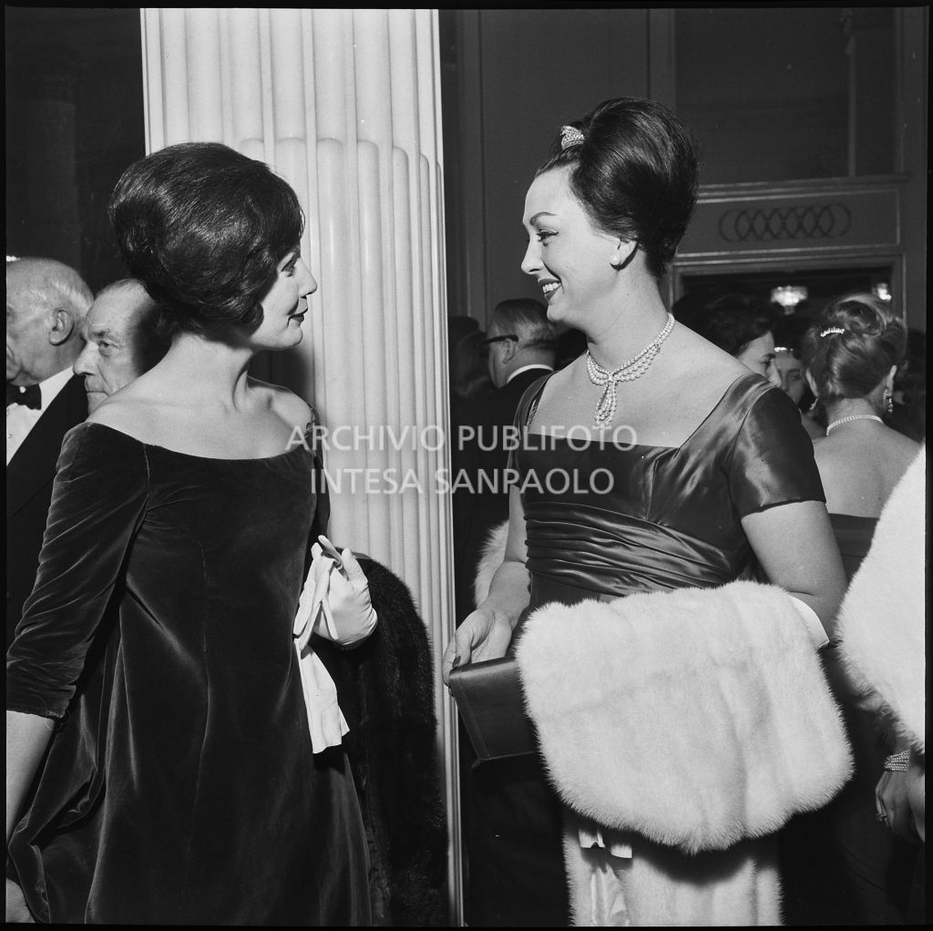 Da sinistra, Eletta Polvani e ​Madeleine Kohler al Teatro alla Scala in occasione della serata inaugurale della stagione lirica 1958-1959 con l'opera "Turandot" di Giacomo Puccini, diretta da Antonino Votto con la regia di Margherita Walmann