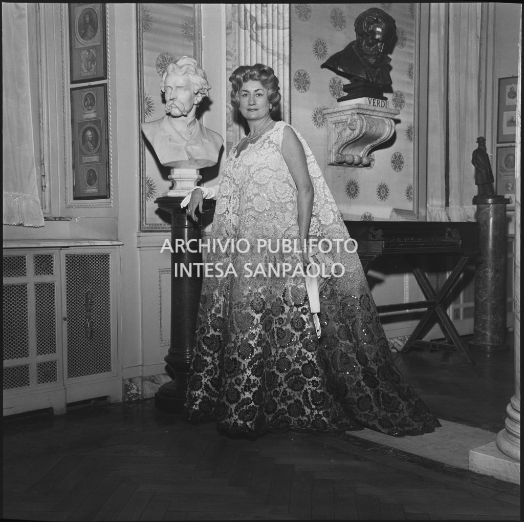 Elsa Sebastiani ritratta al Teatro alla Scala in occasione della serata inaugurale della stagione lirica 1958-1959 con l'opera "Turandot" di Giacomo Puccini, diretta da Antonino Votto con la regia di Margherita Walmann