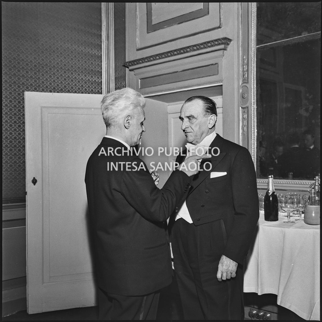 Il sovrintendente del Teatro alla Scala Antonio Ghiringhelli con il presidente del Senato Cesare Merzagora (a destra) in occasione della serata inaugurale della stagione lirica 1958-1959 con l'opera "Turandot" di Giacomo Puccini, diretta da Antonino Votto con la regia di Margherita Walmann