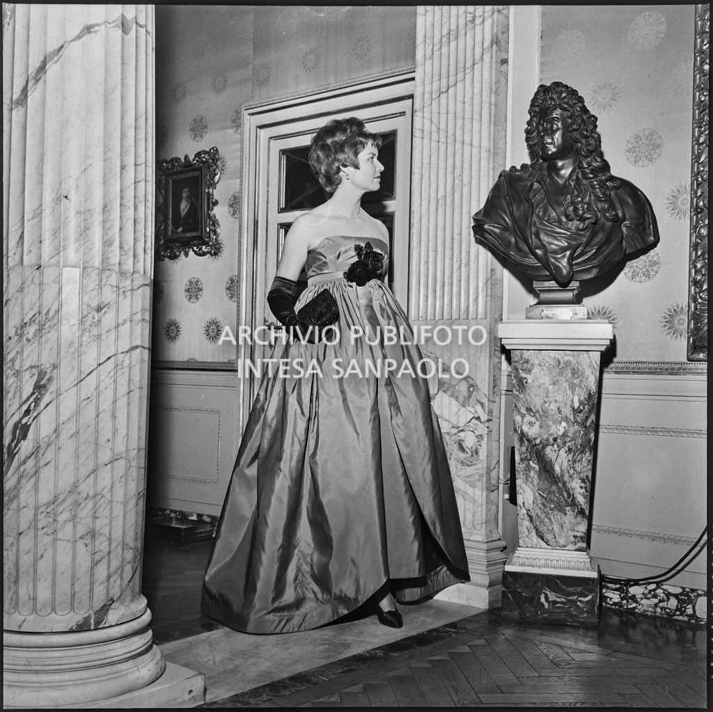 Rita Cook nel foyer del Teatro alla Scala in occasione della serata inaugurale della stagione lirica 1958-1959 con l'opera "Turandot" di Giacomo Puccini, diretta da Antonino Votto con la regia di Margherita Walmann