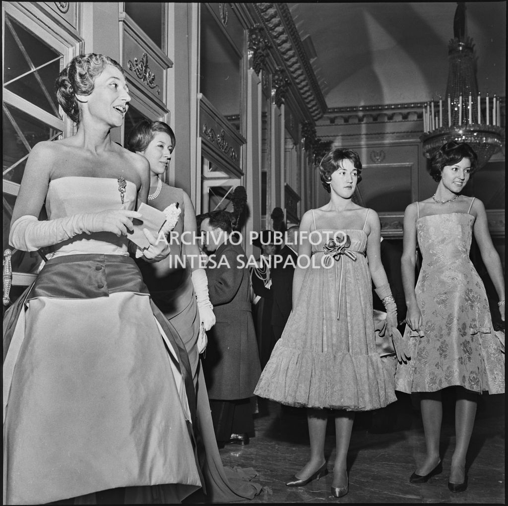 Le sorelle Caperano con la madre nel foyer del Teatro alla Scala in occasione della serata inaugurale della stagione lirica 1958-1959 con l'opera "Turandot" di Giacomo Puccini, diretta da Antonino Votto con la regia di Margherita Walmann
