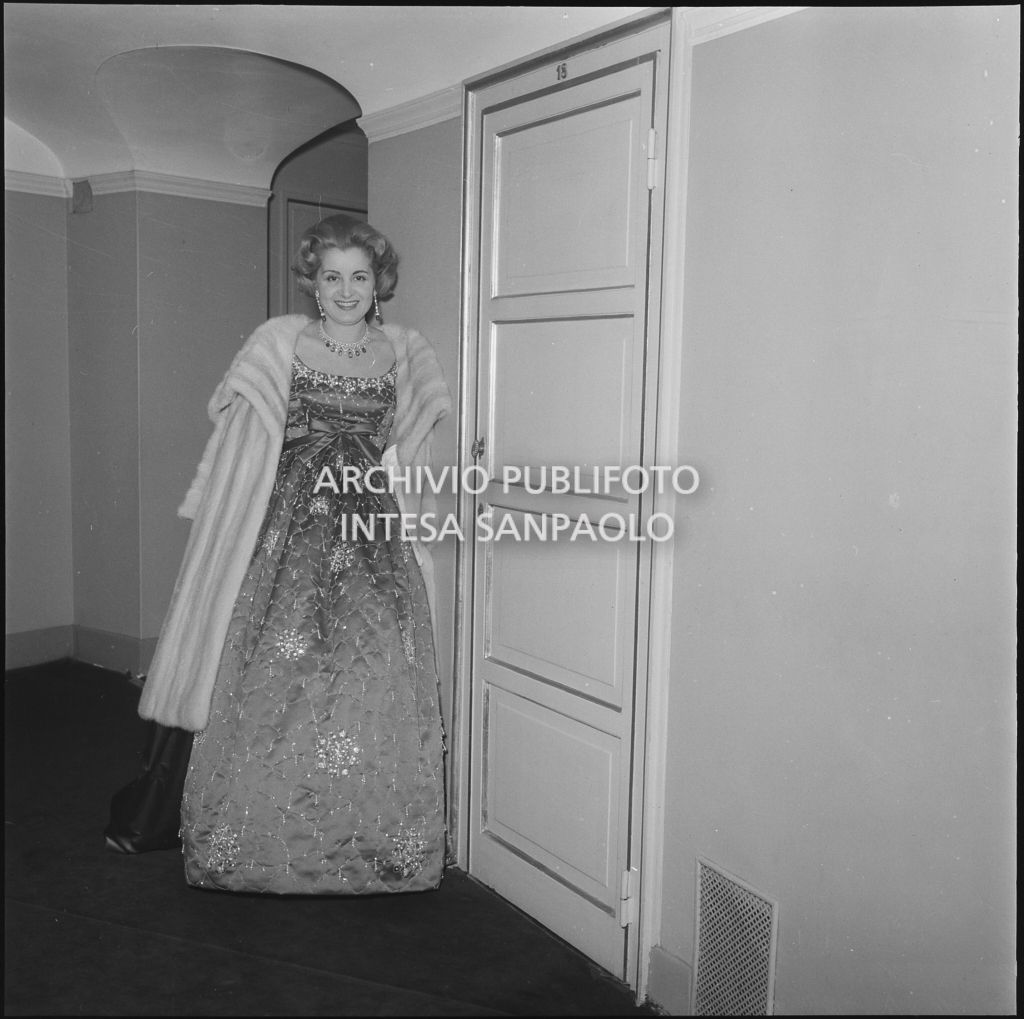 Enrica Invernizzi al Teatro alla Scala in occasione della serata inaugurale della stagione lirica 1958-1959 con l'opera "Turandot" di Giacomo Puccini, diretta da Antonino Votto con la regia di Margherita Walmann