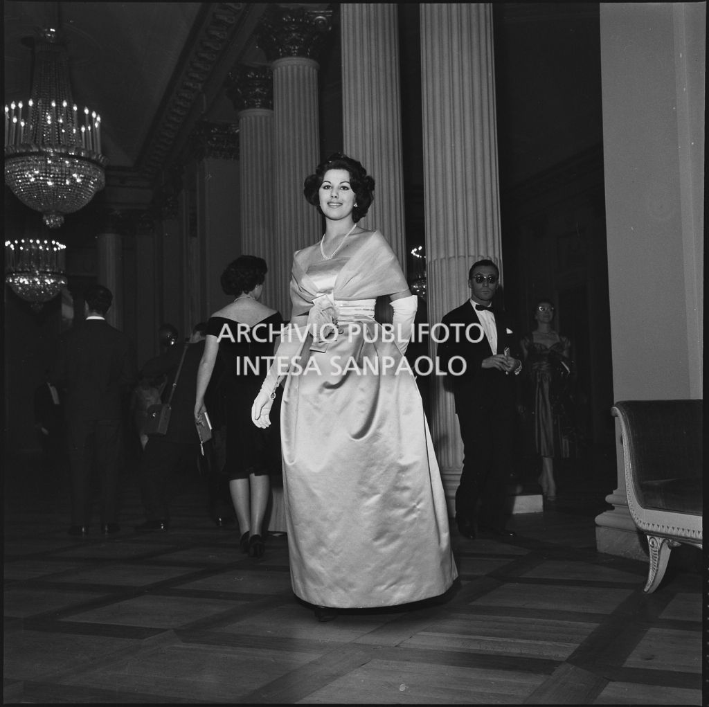 Maria Elisa Marzotto, al Teatro alla Scala, in occasione della serata inaugurale della stagione lirica 1958-1959 con l'opera "Turandot" di Giacomo Puccini, diretta da Antonino Votto con la regia di Margherita Walmann
