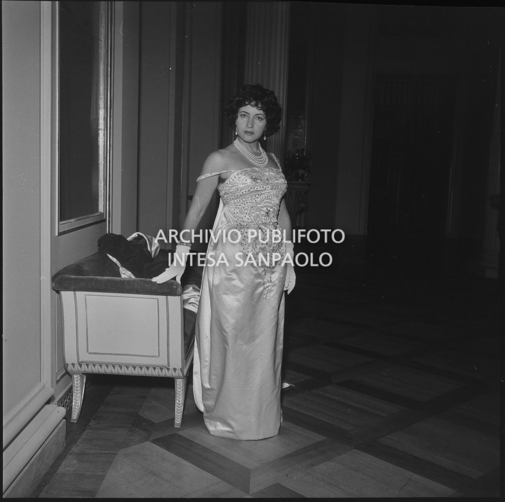 Il soprano Clara Petrella al Teatro alla Scala in occasione della serata inaugurale della stagione lirica 1958-1959 con l'opera "Turandot" di Giacomo Puccini, diretta da Antonino Votto con la regia di Margherita Walmann