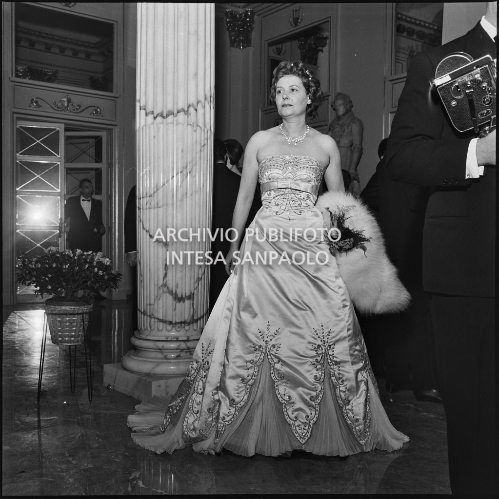 Cecilia Malvezzi nel foyer del Teatro alla Scala in occasione della serata inaugurale della stagione lirica 1958-1959 con l'opera "Turandot" di Giacomo Puccini, diretta da Antonino Votto con la regia di Margherita Walmann