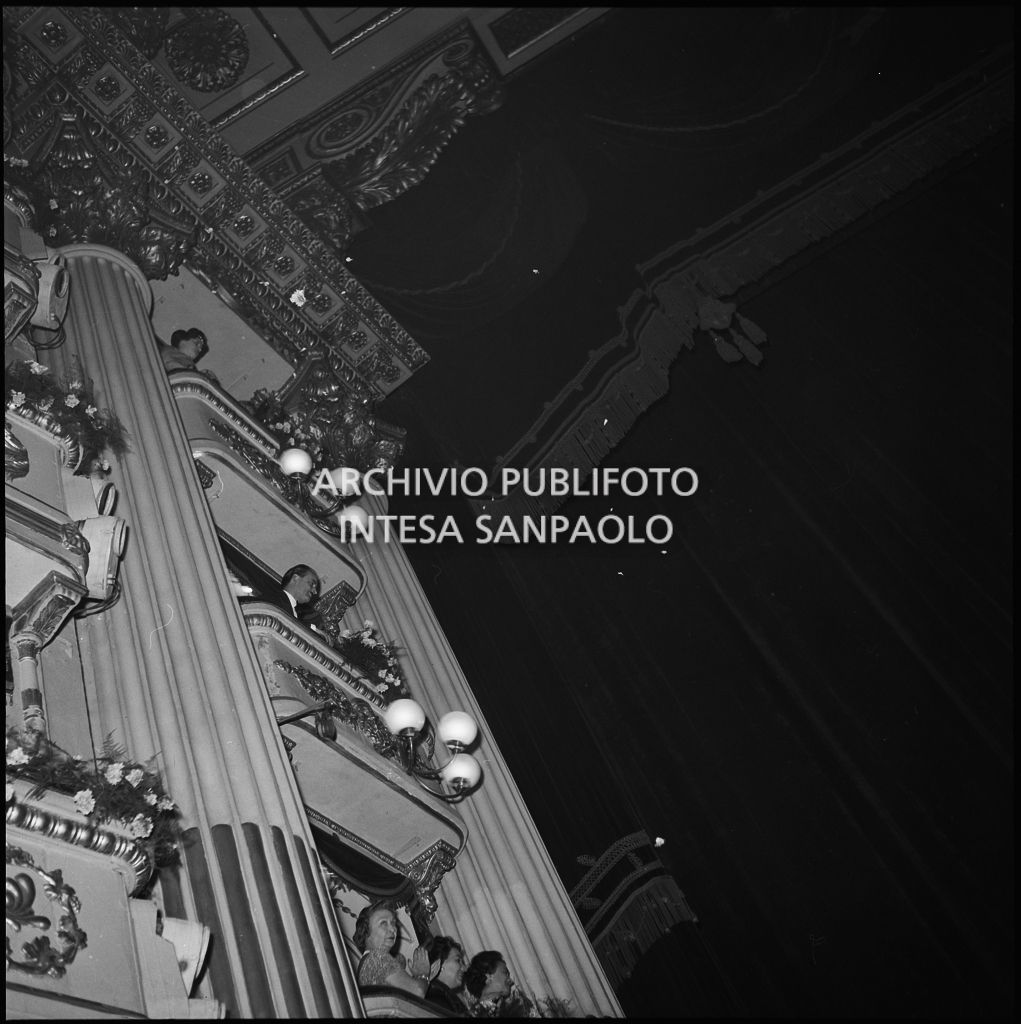 Scorcio dal basso dei palchi del Teatro alla Scala, con spettatori, in occasione della serata inaugurale della stagione lirica 1958-1959 con l'opera "Turandot" di Giacomo Puccini, diretta da Antonino Votto con la regia di Margherita Walmann