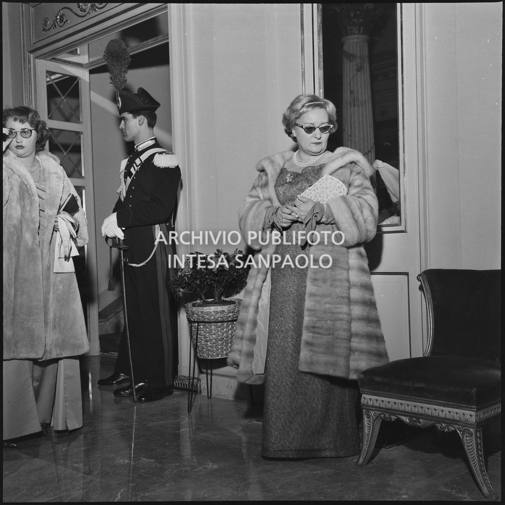 Jole Veneziani nel foyer del Teatro alla Scala in occasione della serata inaugurale della stagione lirica 1958-1959 con l'opera "Turandot" di Giacomo Puccini, diretta da Antonino Votto con la regia di Margherita Walmann