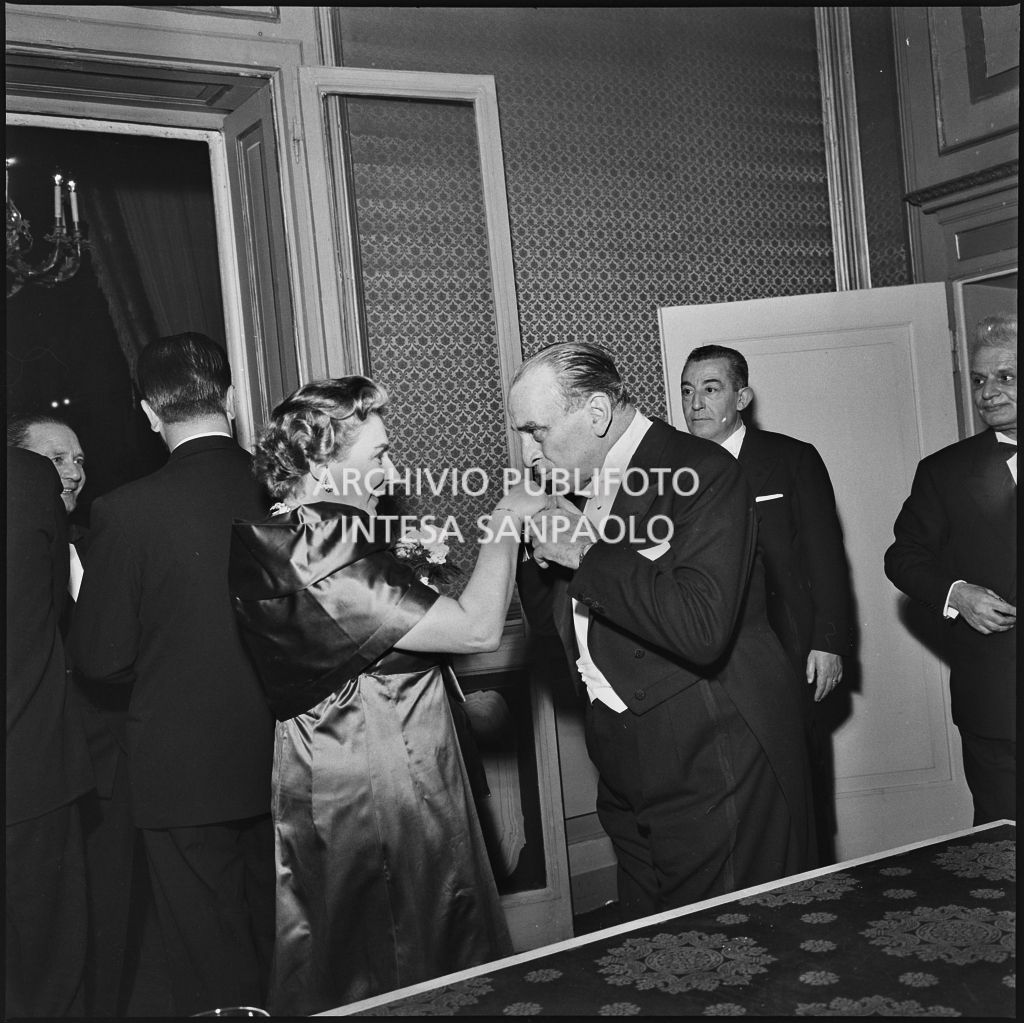 Il presidente del Senato, Cesare Merzagora, bacia la mano a Wally Toscanini, al Teatro alla Scala, in occasione della serata inaugurale della stagione lirica 1958-1959 con l'opera "Turandot" di Giacomo Puccini, diretta da Antonino Votto con la regia di Margherita Walmann