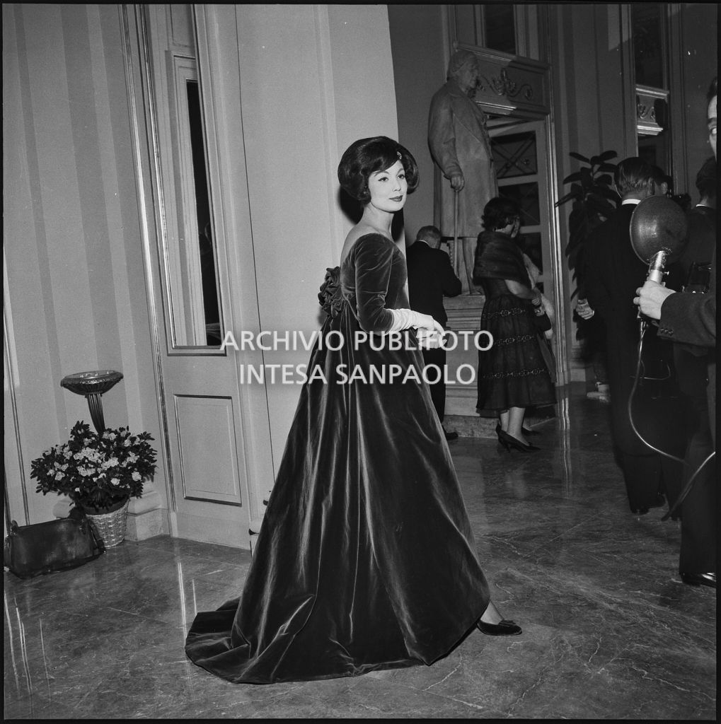 Eletta Polvani nel foyer del Teatro alla Scala in occasione della serata inaugurale della stagione lirica 1958-1959 con l'opera "Turandot" di Giacomo Puccini, diretta da Antonino Votto con la regia di Margherita Walmann