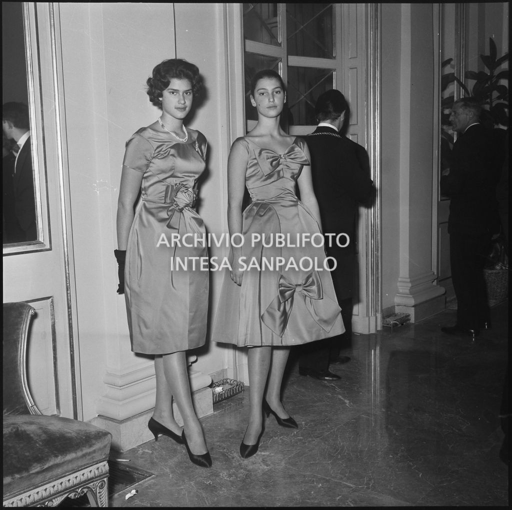 Le sorelle Barzini, Giovanna Ludovica e Benedetta (a destra), al Teatro alla Scala in occasione della serata inaugurale della stagione lirica 1958-1959 con l'opera "Turandot" di Giacomo Puccini, diretta da Antonino Votto con la regia di Margherita Walmann