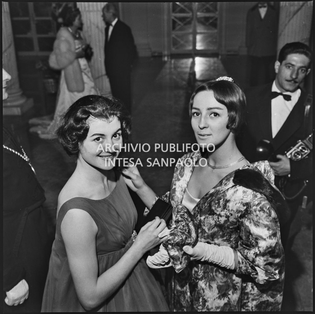 Le ballerine Carla Fracci e Carmen Puthod nel foyer del Teatro alla Scala in occasione della serata inaugurale della stagione lirica 1958-1959 con l'opera "Turandot" di Giacomo Puccini, diretta da Antonino Votto con la regia di Margherita Walmann