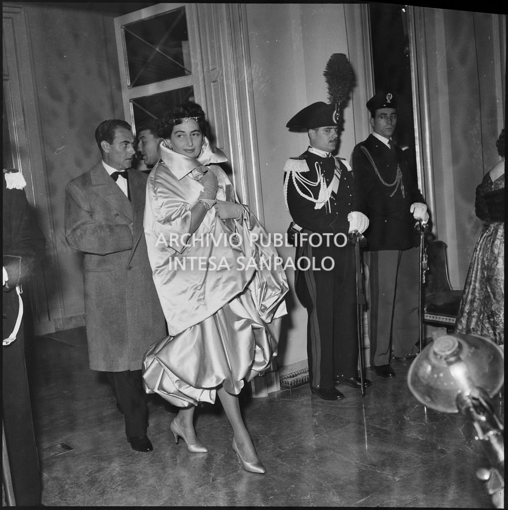 Aldo Campatelli con la moglie Lucy nel foyer del Teatro alla Scala in occasione della serata inaugurale della stagione lirica 1958-1959 con l'opera "Turandot" di Giacomo Puccini, diretta da Antonino Votto con la regia di Margherita Walmann