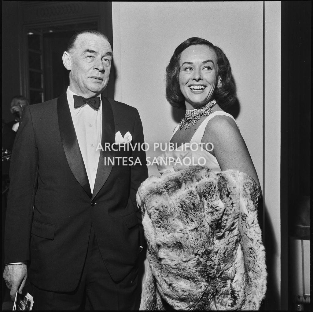 Erich Maria Remarque con Paulette Goddard nel foyer del Teatro alla Scala in occasione della serata inaugurale della stagione lirica 1958-1959 con l'opera "Turandot" di Giacomo Puccini, diretta da Antonino Votto con la regia di Margherita Walmann