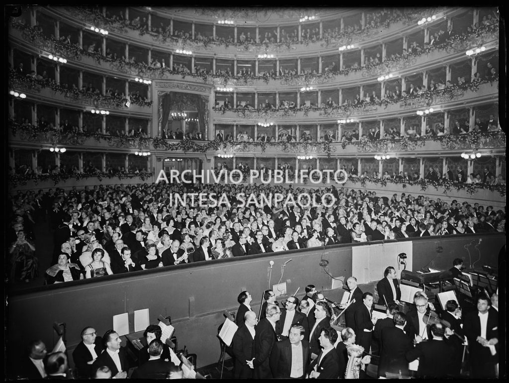 La sala del Teatro alla Scala e l'orchestra, riprese dal palcoscenico, in occasione della serata inaugurale della stagione lirica 1958-1959 con l'opera "Turandot" di Giacomo Puccini, diretta da Antonino Votto con la regia di Margherita Walmann