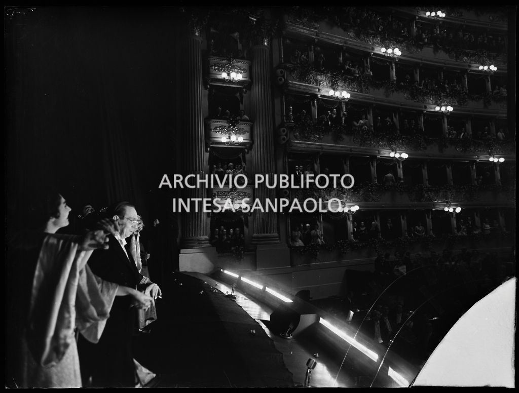 Gli artisti e il direttore d'orchestra sul palcoscenico del Teatro alla Scala alla conclusione della rappresentazione dell'opera "Turandot" di Giacomo Puccini, diretta da Antonino Votto con la regia di Margherita Walmann, con la quale è stata inaugurata la stagione lirica 1958-1959