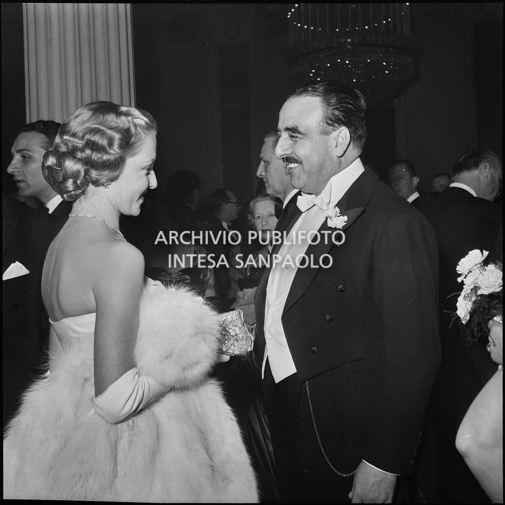 Il professor Cutolo intrattiene una spettatrice al Teatro alla Scala in occasione della serata inaugurale della stagione lirica 1951-1952 con l'opera "I Vespri siciliani" di Giuseppe Verdi, diretta da Victor de Sabata