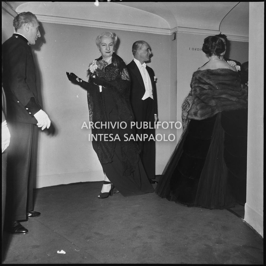 I conti Quintavalle al Teatro alla Scala in occasione della serata inaugurale della stagione lirica 1952-1953 con l'opera "Macbeth", di Giuseppe Verdi, diretta da Victor de Sabata, con la regia di Carl Ebert