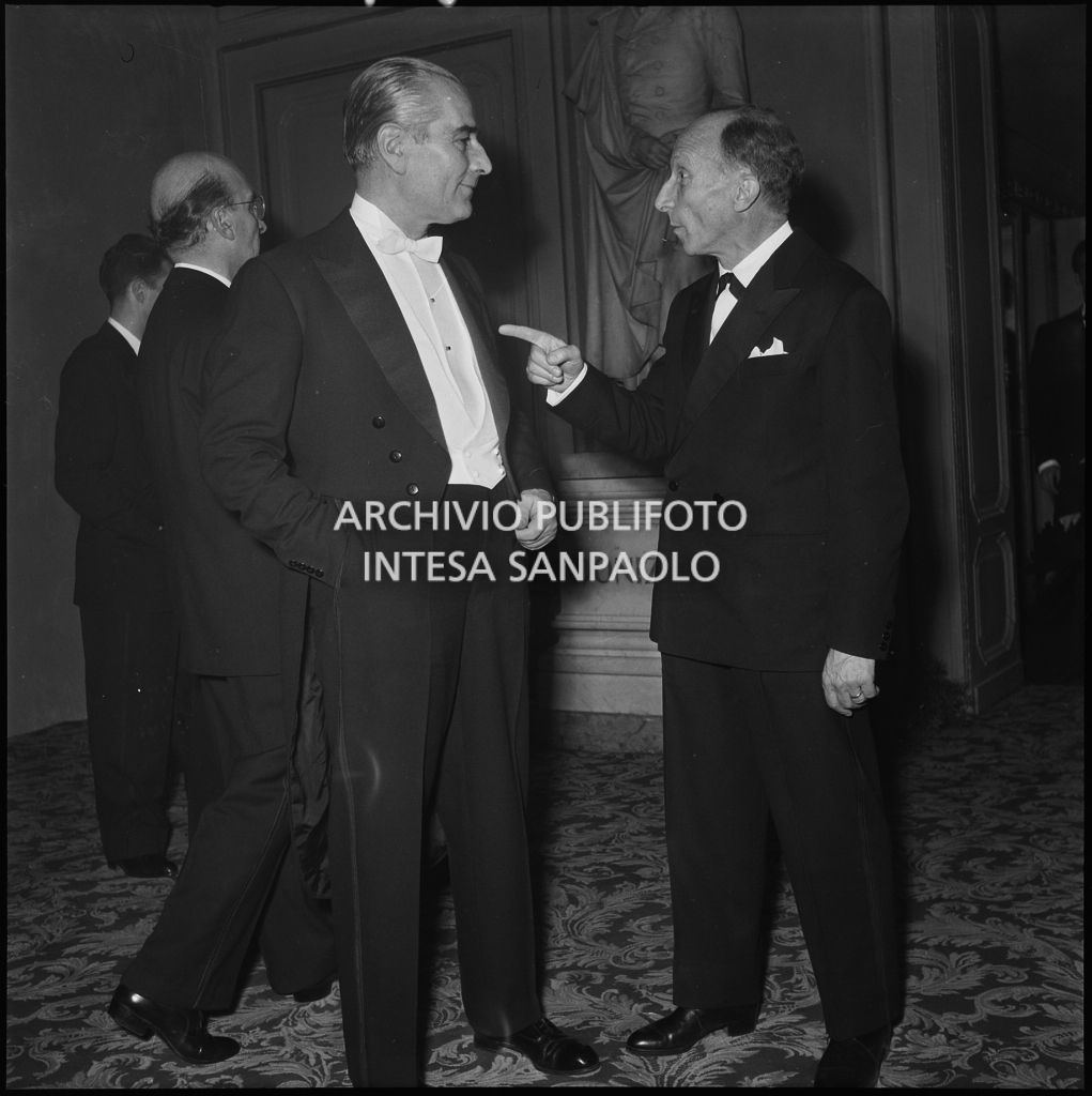 Franco Abbiati e Eugenio Gara nel foyer del Teatro alla Scala in occasione della serata inaugurale della stagione lirica 1952-1953 con l'opera "Macbeth", di Giuseppe Verdi, diretta da Victor de Sabata, con la regia di Carl Ebert