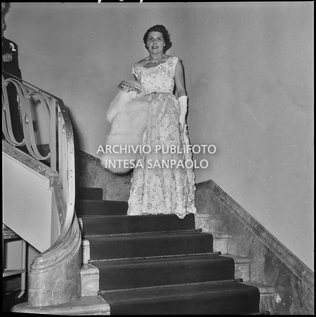 La signora Calvi al Teatro alla Scala in occasione della serata inaugurale della stagione lirica 1952-1953 con l'opera "Macbeth", di Giuseppe Verdi, diretta da Victor de Sabata, con la regia di Carl Ebert