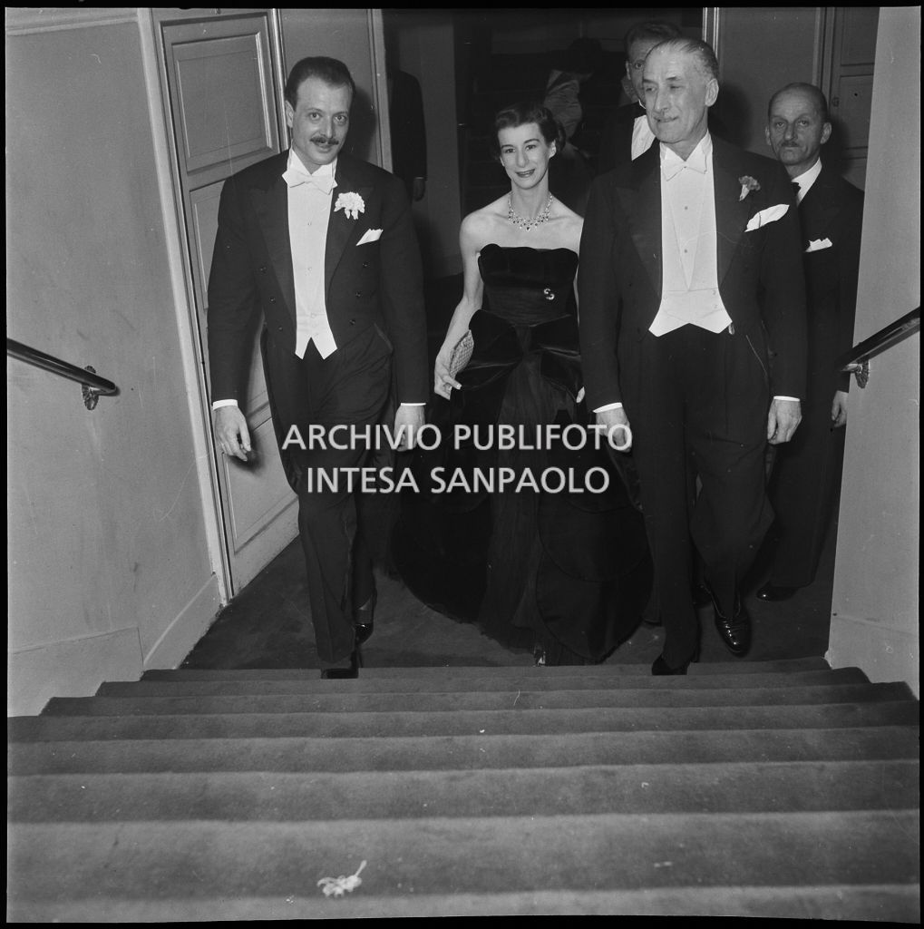 I conti Di Bugno e il conte Quintavalle (a destra) al Teatro alla Scala in occasione della serata inaugurale della stagione lirica 1952-1953 con l'opera "Macbeth", di Giuseppe Verdi, diretta da Victor de Sabata, con la regia di Carl Ebert