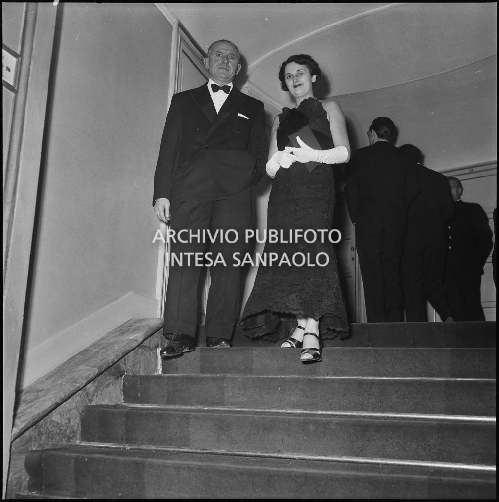 I coniugi Ottolina al Teatro alla Scala in occasione della serata inaugurale della stagione lirica 1952-1953 con l'opera "Macbeth", di Giuseppe Verdi, diretta da Victor de Sabata, con la regia di Carl Ebert