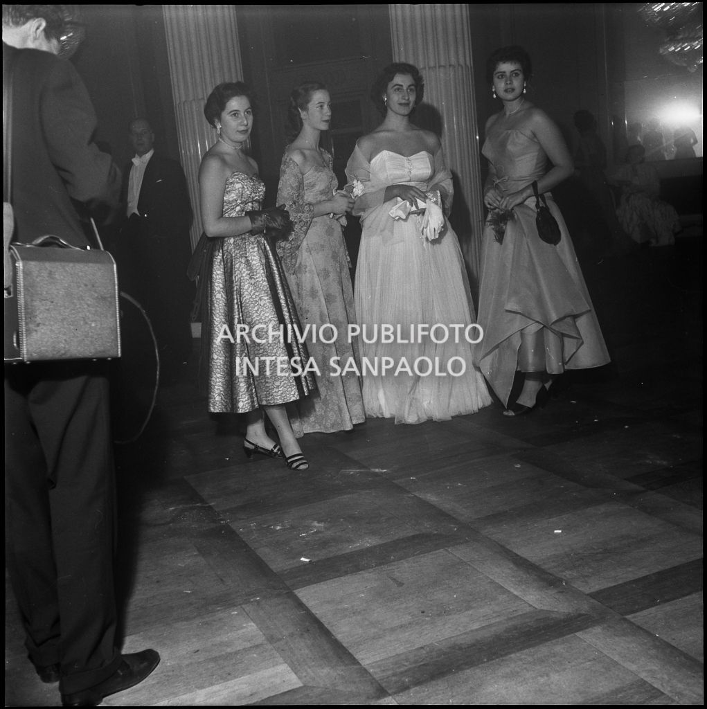 Sandra Frette, Ameliy Galliani, Eliana de Sabata e Miry Elias, al Teatro alla Scala, in occasione della serata inaugurale della stagione lirica 1952-1953 con l'opera "Macbeth", di Giuseppe Verdi, diretta da Victor de Sabata, con la regia di Carl Ebert