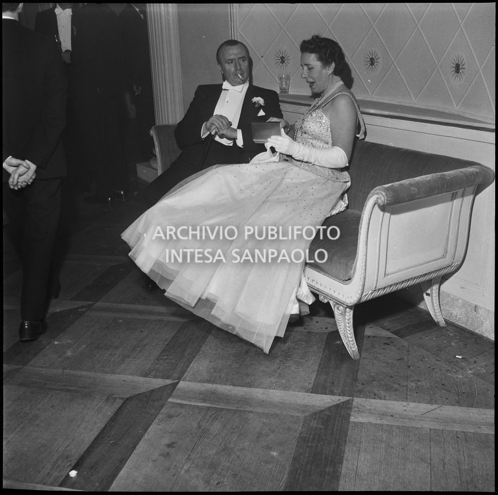 I coniugi Mazzocchi nel ridotto del Teatro alla Scala in occasione della serata inaugurale della stagione lirica 1952-1953 con l'opera "Macbeth", di Giuseppe Verdi, diretta da Victor de Sabata, con la regia di Carl Ebert