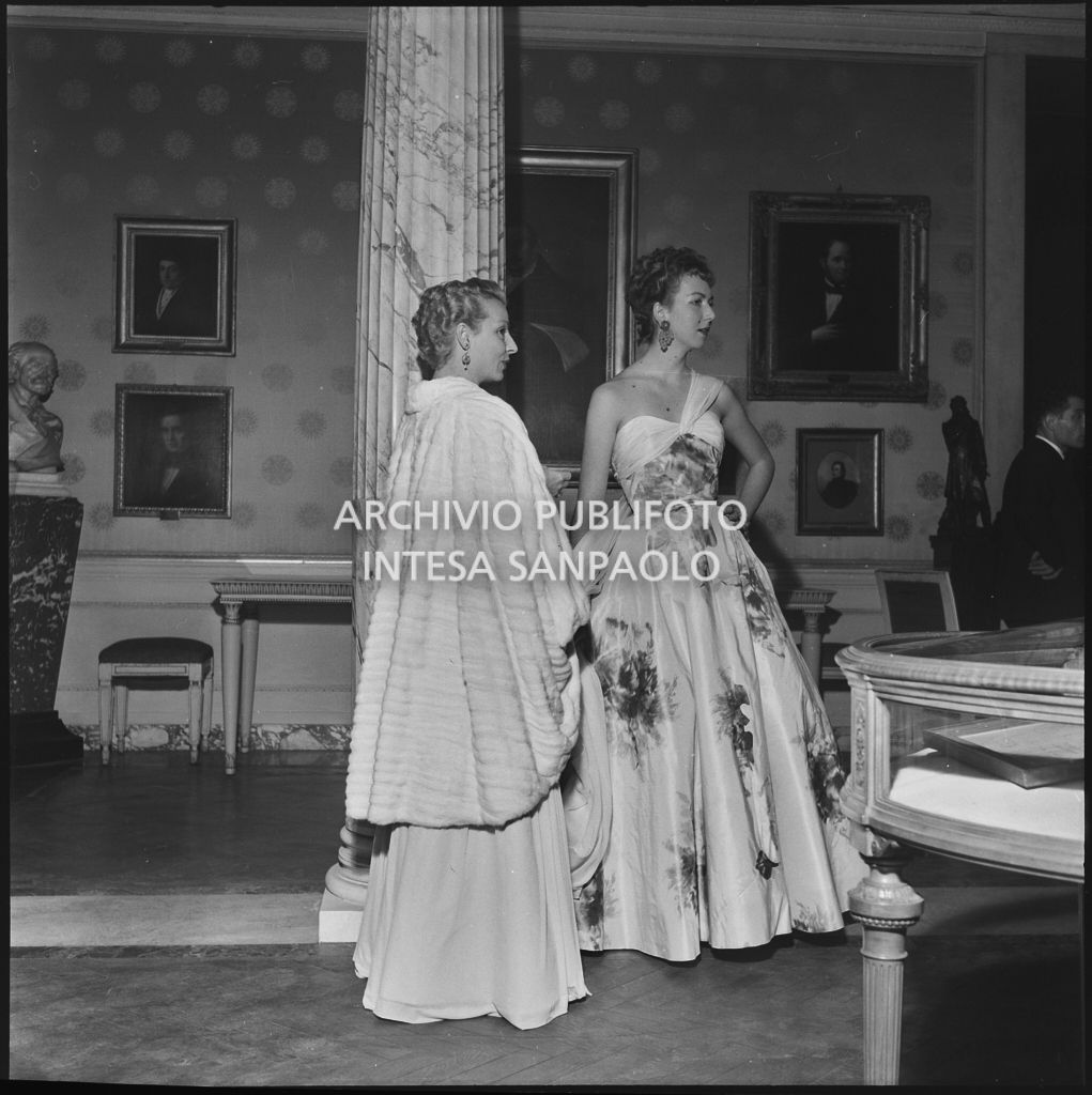 Da sinistra le signore Smiderle e Bernasconi nel foyer del Teatro alla Scala in occasione della serata inaugurale della stagione lirica 1952-1953 con l'opera "Macbeth", di Giuseppe Verdi, diretta da Victor de Sabata, con la regia di Carl Ebert
