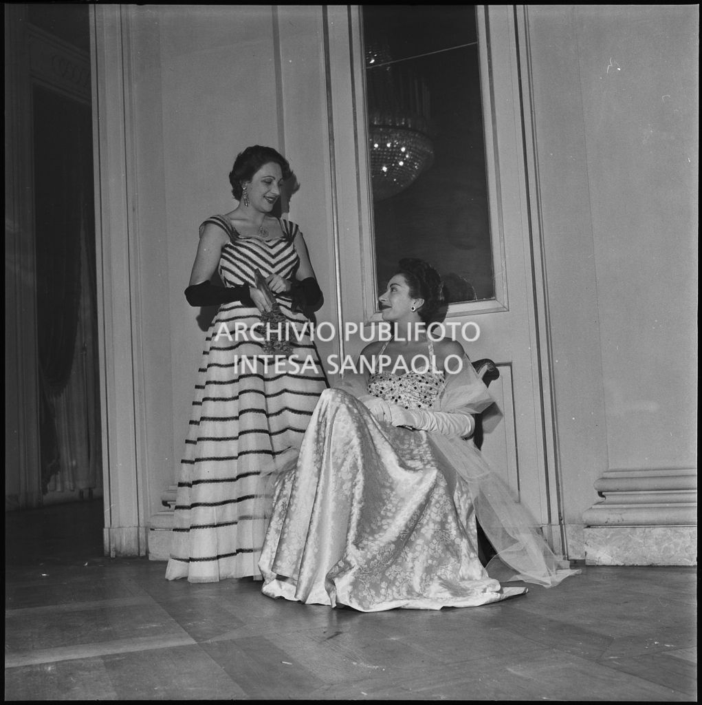 Da sinistra Luciana Novaro, prima ballerina del Teatro alla Scala, e la signorina Della Chiesa, in occasione della serata inaugurale della stagione lirica 1952-1953 con l'opera "Macbeth", di Giuseppe Verdi, diretta da Victor de Sabata, con la regia di Carl Ebert
