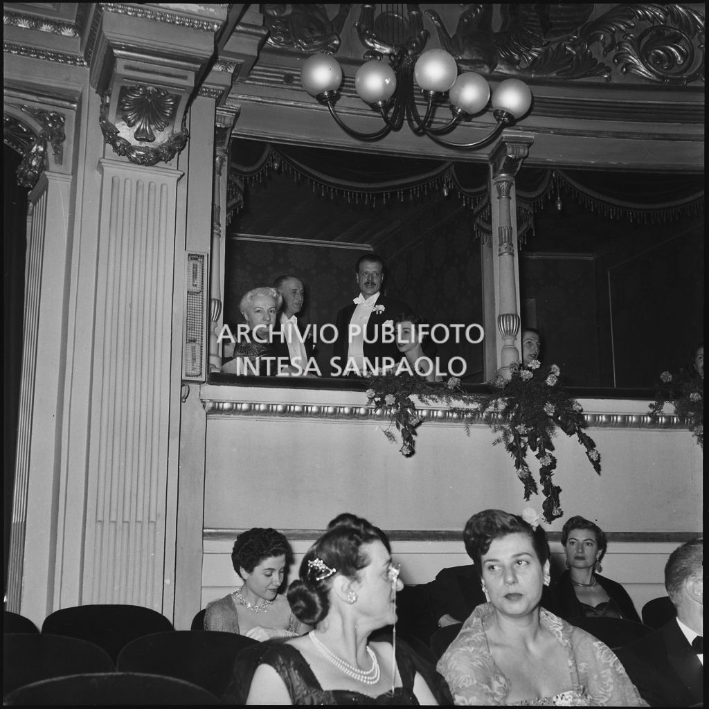 I conti Quintavalle (a sinistra) e i conti Di Bugno in un palco del Teatro alla Scala in occasione della serata inaugurale della stagione lirica 1952-1953 con l'opera "Macbeth", di Giuseppe Verdi, diretta da Victor de Sabata, con la regia di Carl Ebert