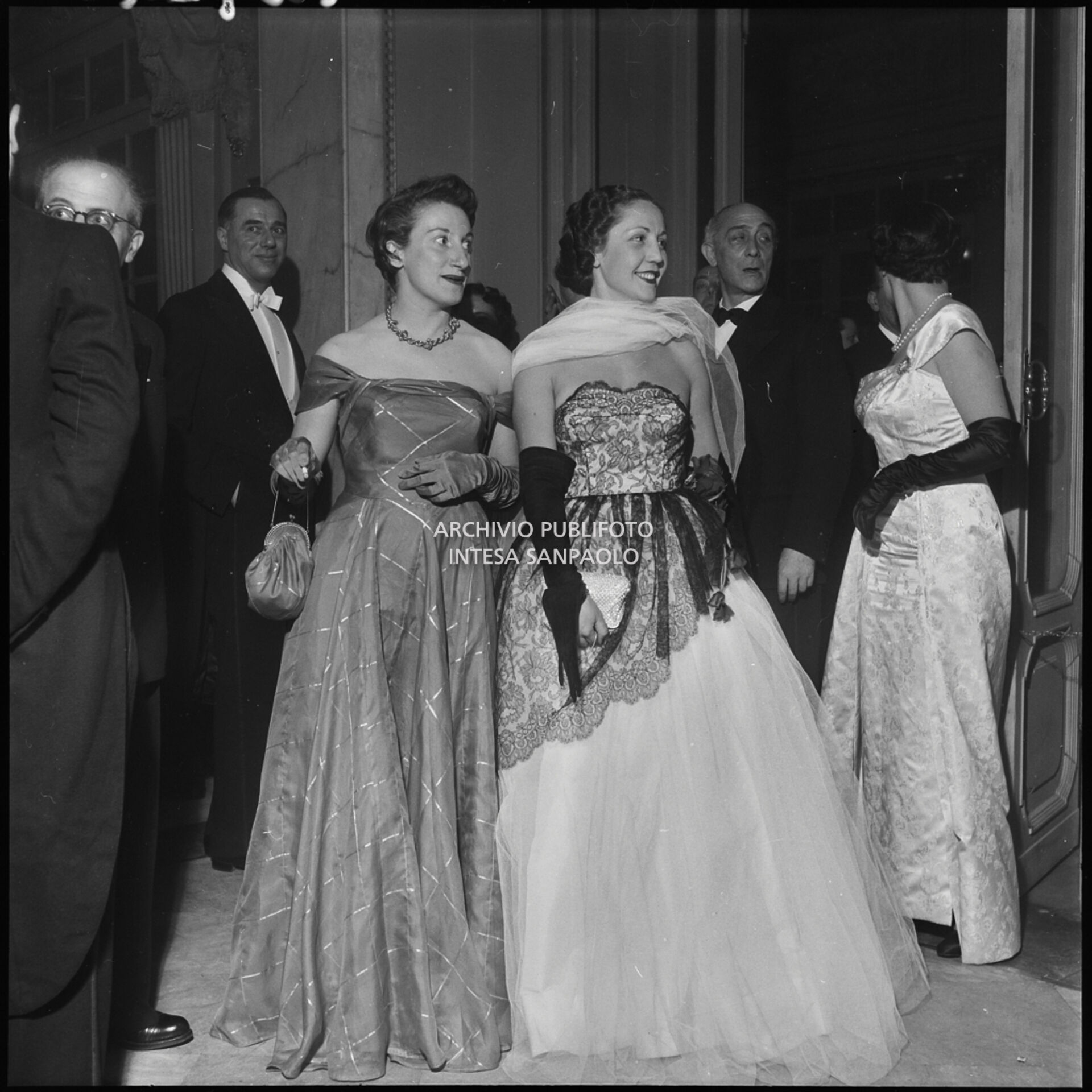 Spettatori Nel Foyer Del Teatro Alla Scala In Occasione Della Serata ...