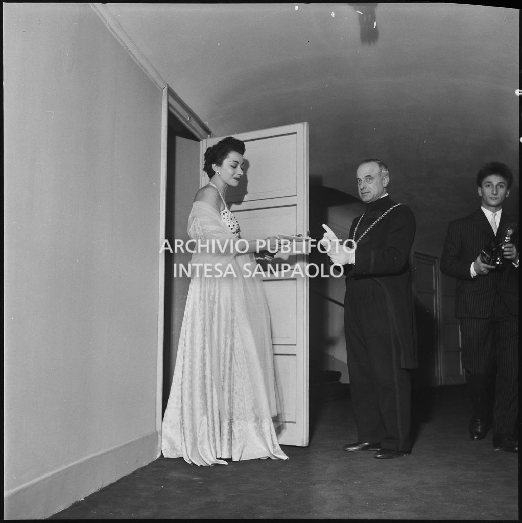 La signorina Della Chiesa assistita da una maschera al Teatro alla Scala in occasione della serata inaugurale della stagione lirica 1952-1953 con l'opera "Macbeth", di Giuseppe Verdi, diretta da Victor de Sabata, con la regia di Carl Ebert