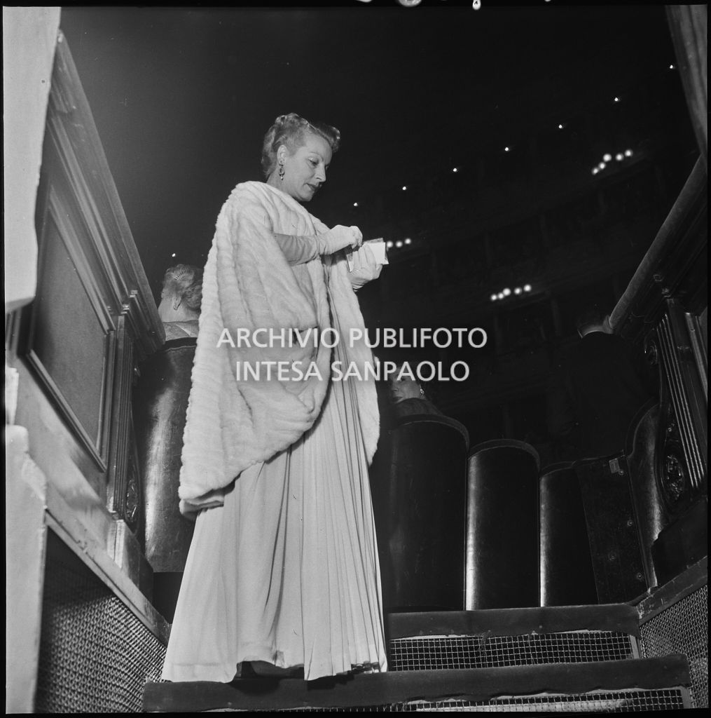La signora Smiderle al Teatro alla Scala in occasione della serata inaugurale della stagione lirica 1952-1953 con l'opera "Macbeth", di Giuseppe Verdi, diretta da Victor de Sabata, con la regia di Carl Ebert