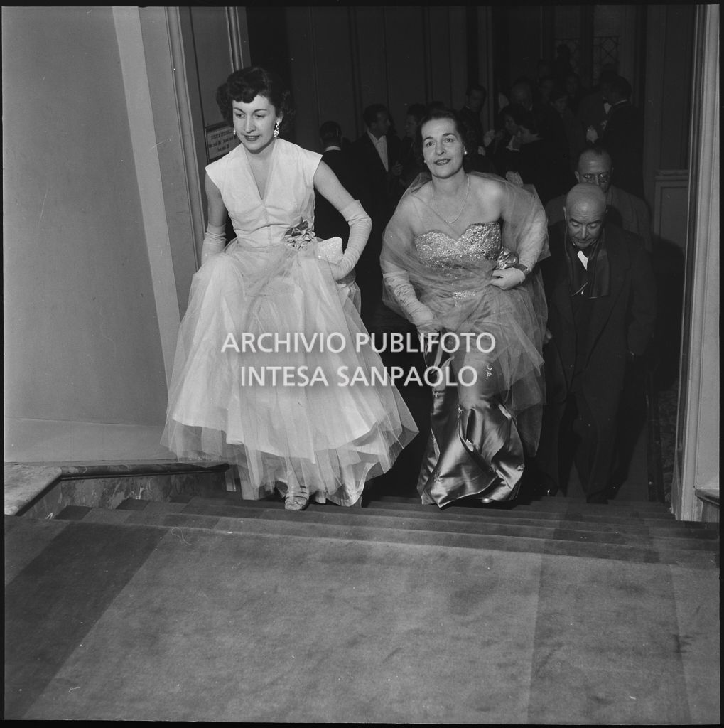 Luciana e Tilde Rancato al Teatro alla Scala in occasione della serata inaugurale della stagione lirica 1952-1953 con l'opera "Macbeth", di Giuseppe Verdi, diretta da Victor de Sabata, con la regia di Carl Ebert