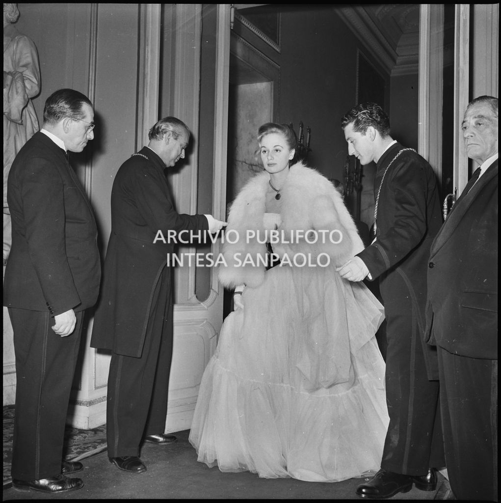 Denise Schmid nel foyer del Teatro alla Scala in occasione della serata inaugurale della stagione lirica 1952-1953 con l'opera "Macbeth", di Giuseppe Verdi, diretta da Victor de Sabata, con la regia di Carl Ebert