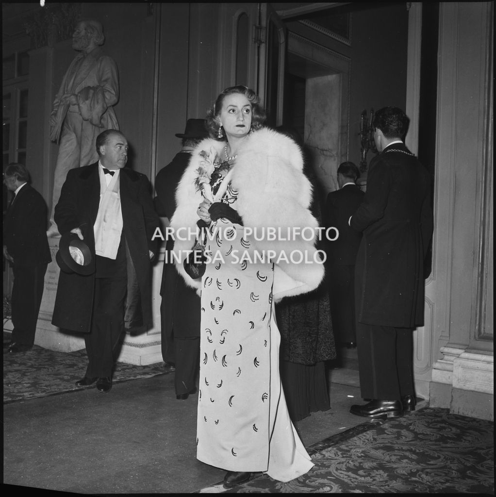 Gedda Galantini nel foyer del Teatro alla Scala in occasione della serata inaugurale della stagione lirica 1952-1953 con l'opera "Macbeth", di Giuseppe Verdi, diretta da Victor de Sabata, con la regia di Carl Ebert